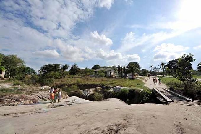 Das Dorf Makondeni Eva Pitterow und Daughters of Mary Immaculate besuchen Frauen der Womans Group in Mailumaja