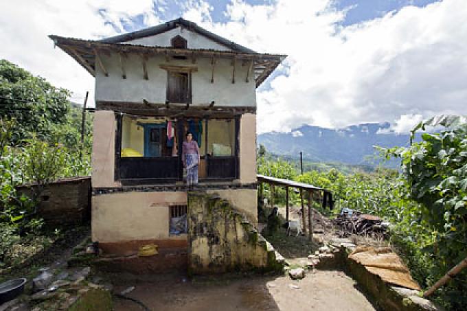 Tirtha Maya Dhungel vor ihrem Haus 