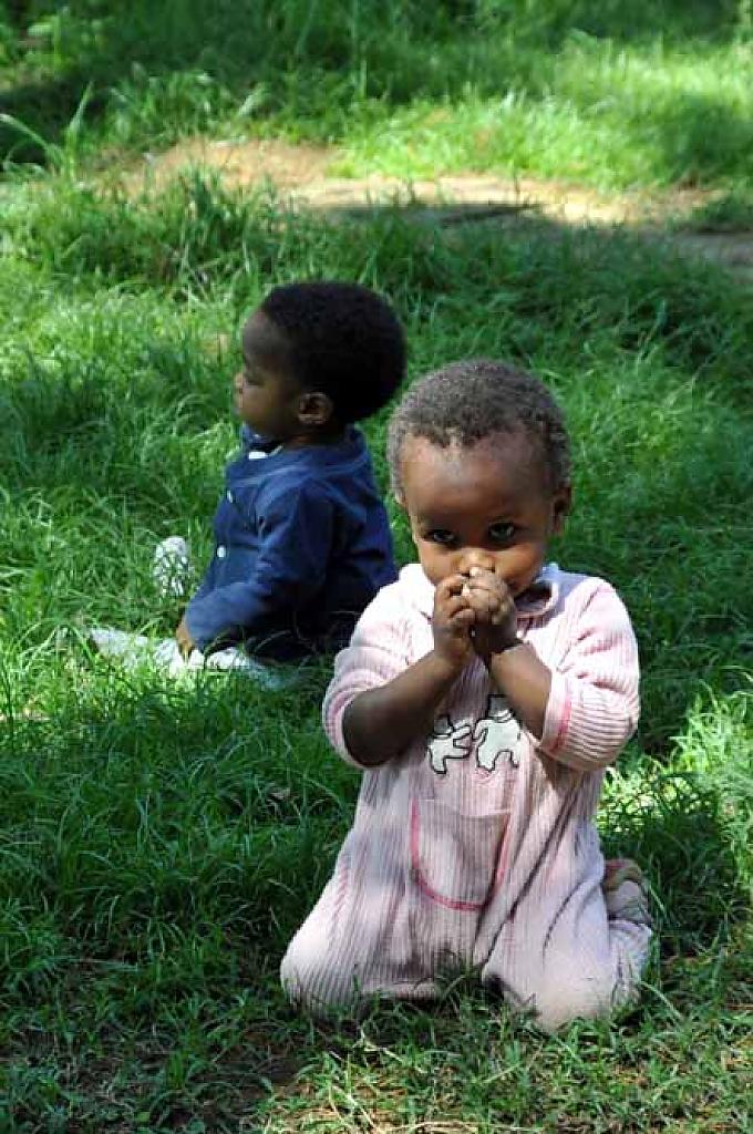 Kinder spielen im Garten des Waisenhauses
