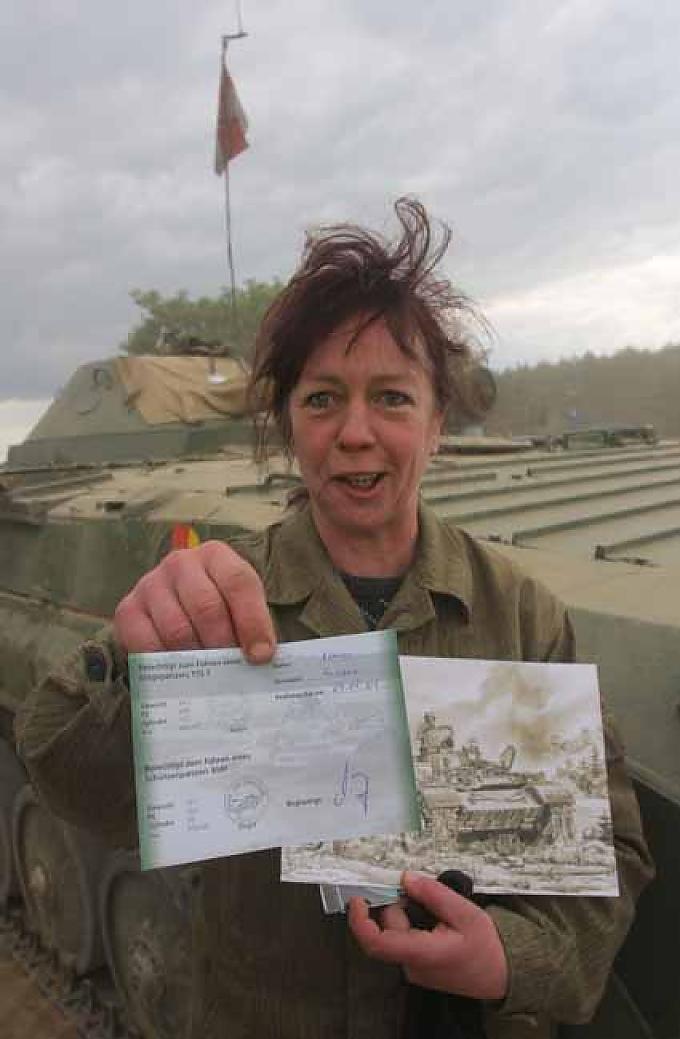 Susann hält ihren Panzerführerschein in den Händen