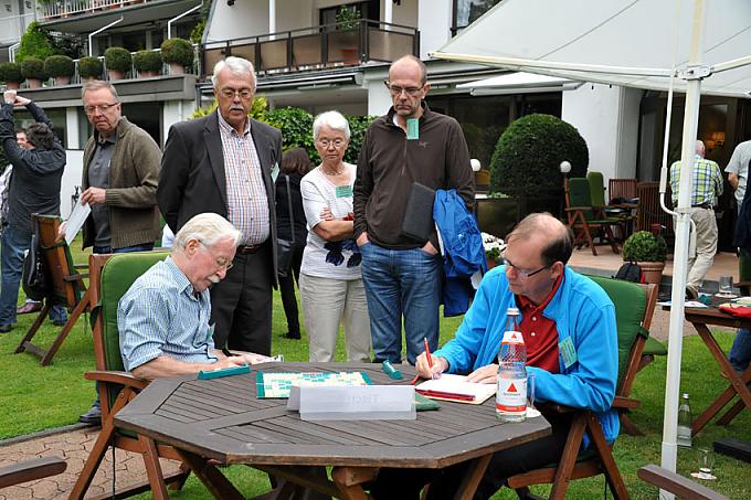 Scrabble-Turnier Geraschelt wird mit einem grünen oder roten Samtbeutel, für das Klicken sorgen die darin aufbewahrten Spielsteine