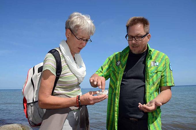 Hans Henrik Meyer weiß, was es ist Fossiliensammler am Strand