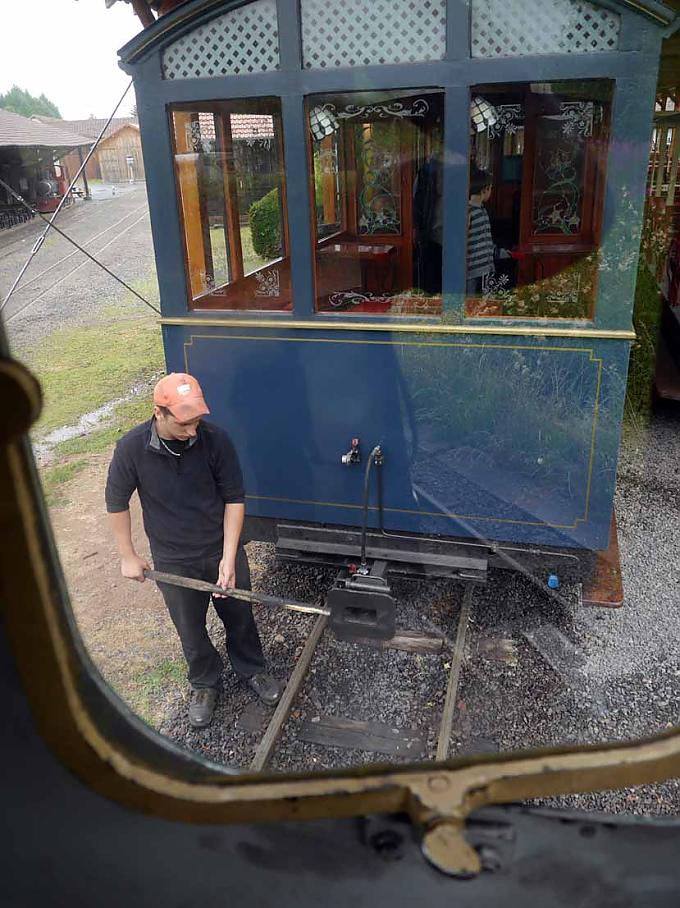 Waggons werden angekoppelt Waldeisenbahn unterwegs
