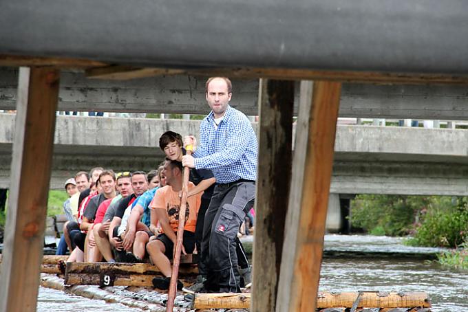 Floßfahrt unter einer Brücke durch Floßfahrt unter einer Brücke durch
