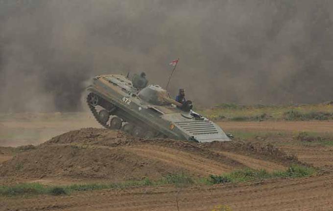 Panzer im Gelände  Fahrschüler während der Fahrt im Panzer