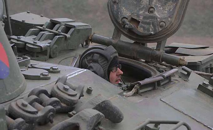 Fahrschüler während der Fahrt im Panzer Fahrschüler während der Fahrt im Panzer