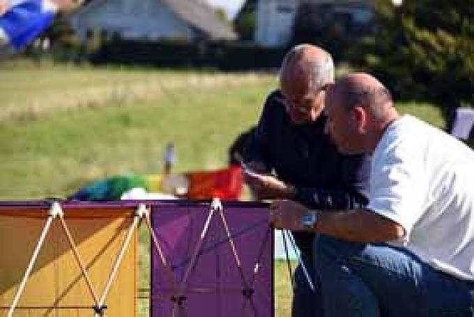 Fachsimpeln über den großen gelb-violetten „Saul“ - ein Flugabwehrdrache. Fachsimpeln über den großen gelb-violetten „Saul“ - ein Flugabwehrdrache.