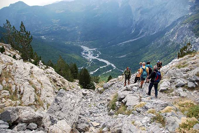 Marsch ins Tal von Thethi Sie sind in den Bergen um Eis zu holen