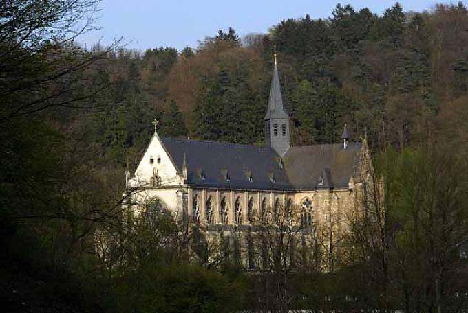 Altenberger Dom Über der Sieg am Drachenfliegerstartplatz.
