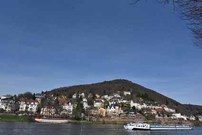 Blick von Heidelberg zum Heiligenberg.