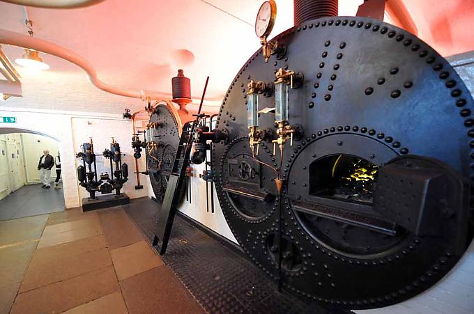 Heizkessel erzeugten den Dampf für die Kolbendampfmaschinen, mit deren Hilfe die Brücke geöffnet wurde. Die Towerbridge 1893