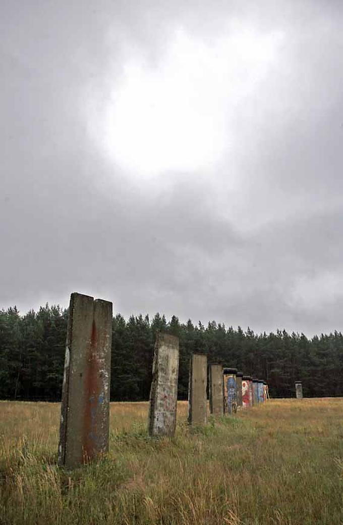 Die Mauersegmente stehen auf einem 5 Hektar großen Areal Die Malereien auf den Mauersegmenten stammen von dem Künstler Thierry Noir