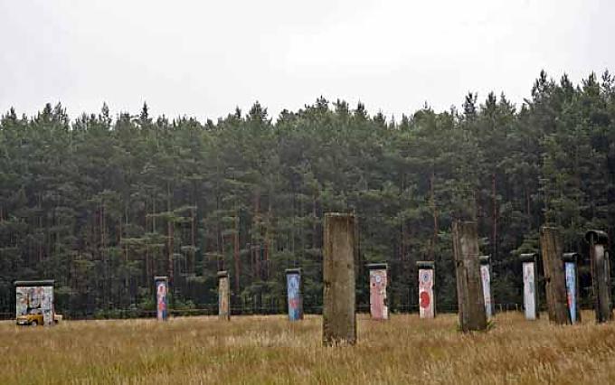 Die Mauersegmente stehen auf einem 5 Hektar großen Areal Die Mauersegmente stehen auf einem 5 Hektar großen Areal