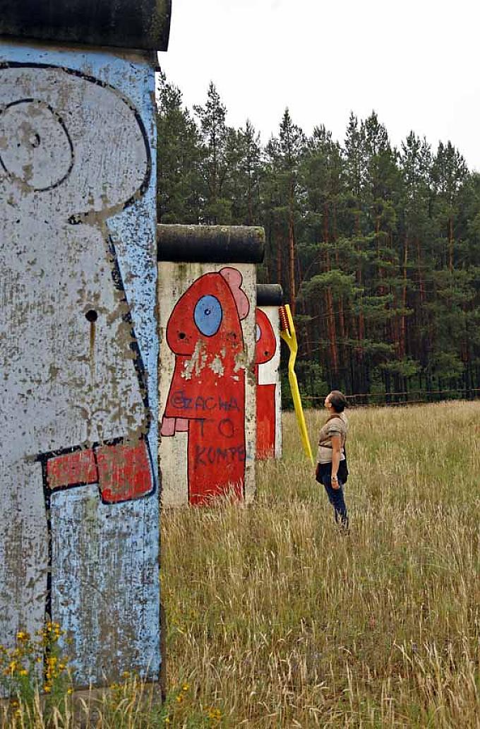 Die Malereien auf den Mauersegmenten stammen von dem Künstler Thierry Noir Die Malereien auf den Mauersegmenten stammen von dem Künstler Thierry Noir