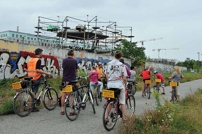 Halt am "Beach-Mitte" an der Caroline-Michaelis-Str. 8 Besuch in der Mauergedenkstätte an der Bernauer-Strasse