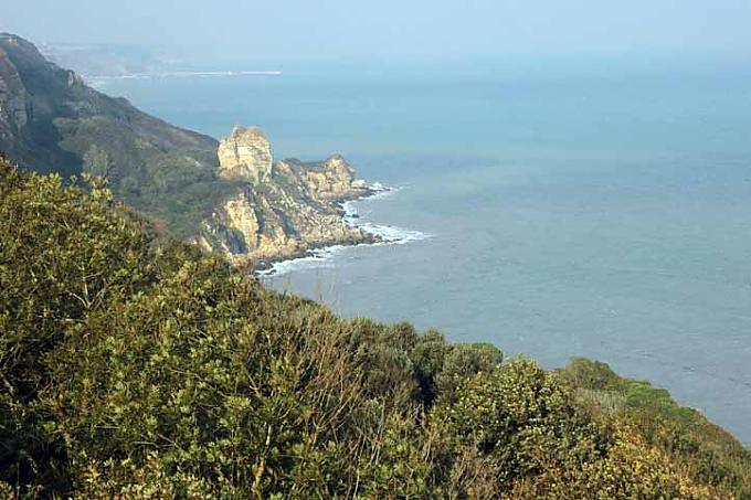 Atlantikküste Grabplatte mit Blumenschmuck