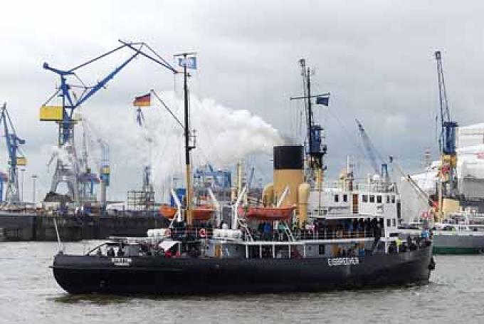 Eisbrecher bei Hamburger Schiffsparade Wohnidylle in Klädesholmen