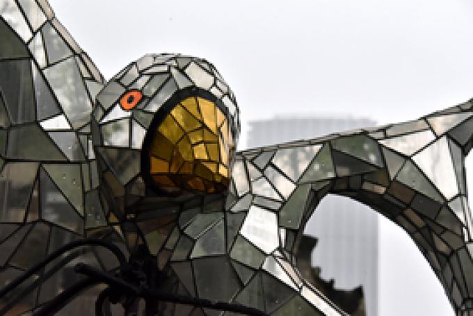 Geflügelte Skulptur von Niki de Saint Phalle. Geflügelte Skulptur von Niki de Saint Phalle.