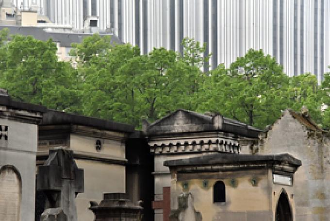 Gräber vor Hochhäusern Besucher auf dem Friedhof