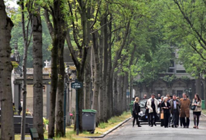 Besucher auf dem Friedhof Besucher auf dem Friedhof