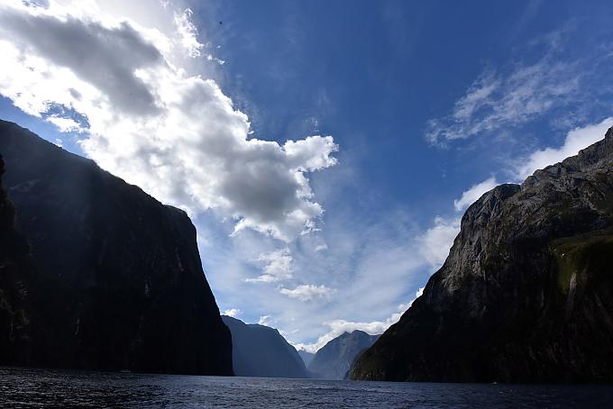 Milford Sound Kugelförmige Felsen am Strand von Moeraki.