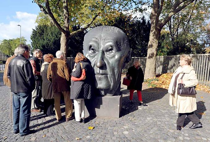 Skulptur des Kopfes von Konrad Adenauer, geschaffen von H. Pilgrims auf dem Bundeskanzlerplatz Skulptur des Kopfes von Konrad Adenauer, geschaffen von H. Pilgrims auf dem Bundeskanzlerplatz
