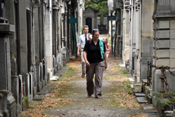 Besucher auf dem Friedhof Montmartre Blumen am Grab von Heinrich Heine