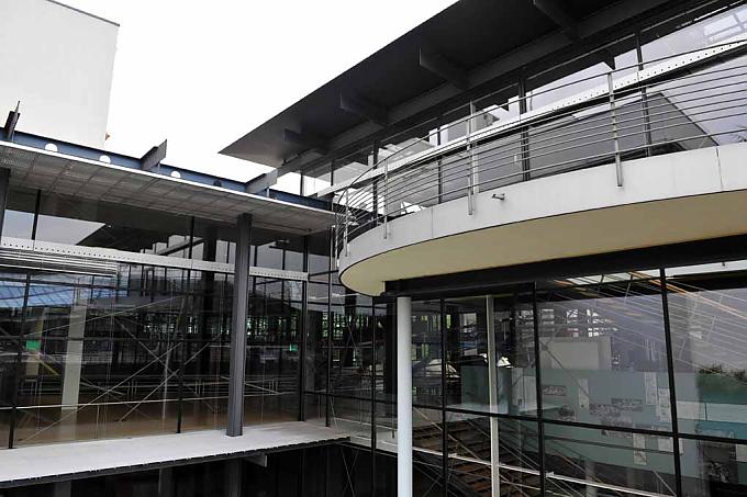 Bundeshaus Skulptur des Kopfes von Konrad Adenauer, geschaffen von H. Pilgrims auf dem Bundeskanzlerplatz