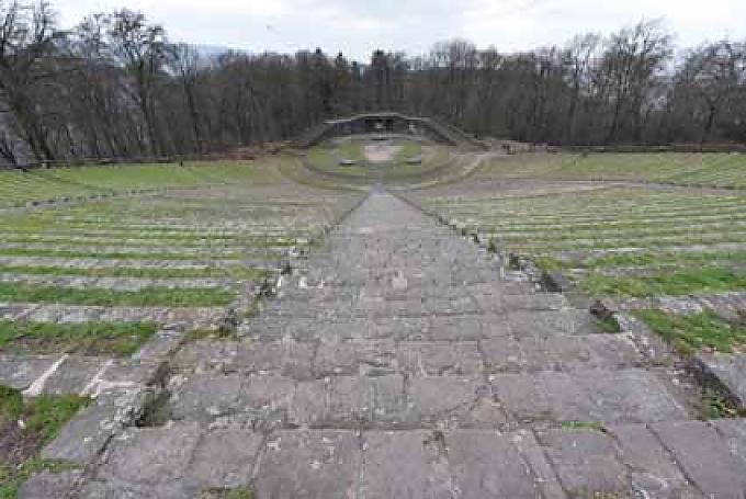 Blick auf die Bühne Eingang zur Thingstätte