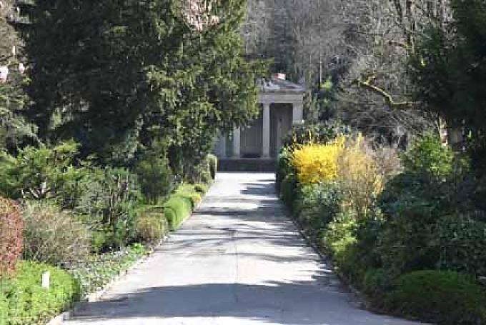 Weg zum Krematorium. Weg zum Krematorium.