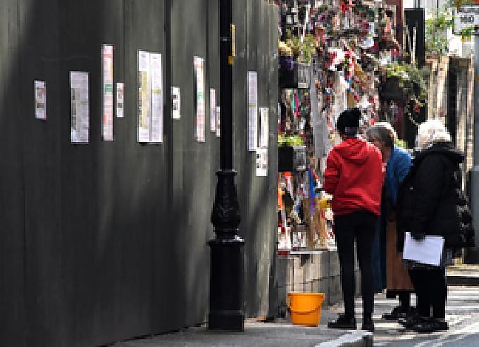 Freiwillige Helfer pflegen den ehemaligen Friedhof Cross Bone Freiwillige Helfer pflegen den ehemaligen Friedhof Cross Bone
