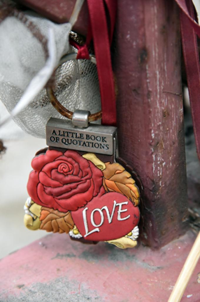 Anhänger mit Aufschrift "Liebe". Anhänger mit Aufschrift "Liebe".