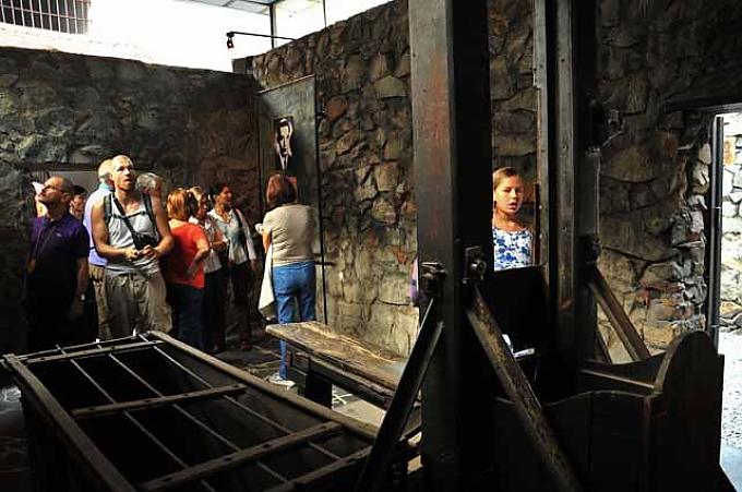Guillotine im nachgebauten Gefängnis. Sie wurde bis 1960 genutzt. "Freundschaft und Frieden" von Nguyen Huynh Hoang, 10 Jahre, Binh Thann.