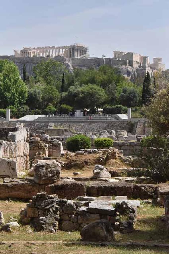 Blick über den Friedhof zur Akropolis. Stele der Hegeso im Grabbezirk des Koroibos