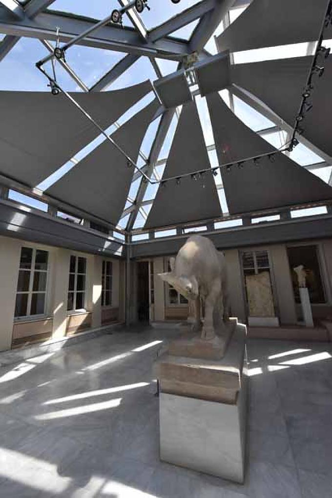 Der mächtige Stier – das Wahrzeichen des Friedhofs Kerameikós. Stele der Hegeso im Grabbezirk des Koroibos