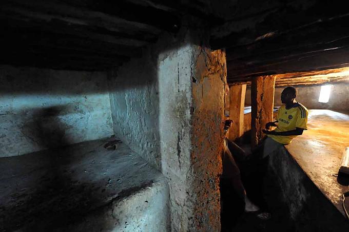 Nach ihrer Ankunft wurden die neuen Sklaven eine Woche lang in unterirdischen Kammern wie Ware gelagert Nach ihrer Ankunft wurden die neuen Sklaven eine Woche lang in unterirdischen Kammern wie Ware gelagert