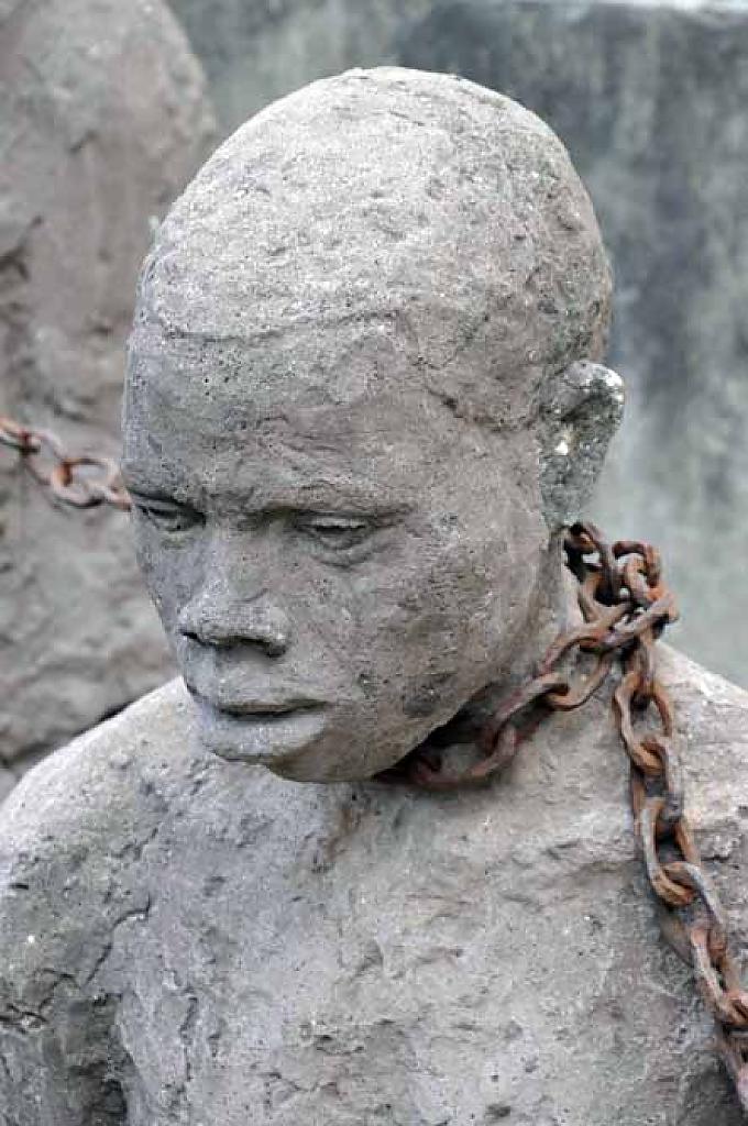 Denkmal der Schwedin Clara Sornas. Stumm mahnt das Kunstwerk die Menschen, ihresgleichen nicht als Ware zu betrachten Die "Church of Christ", in ihr ließ sich Bischof Edward Steere beisetzen