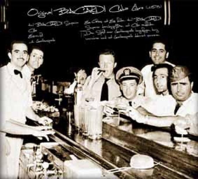 Amerikaner in einer Bar auf Kuba.