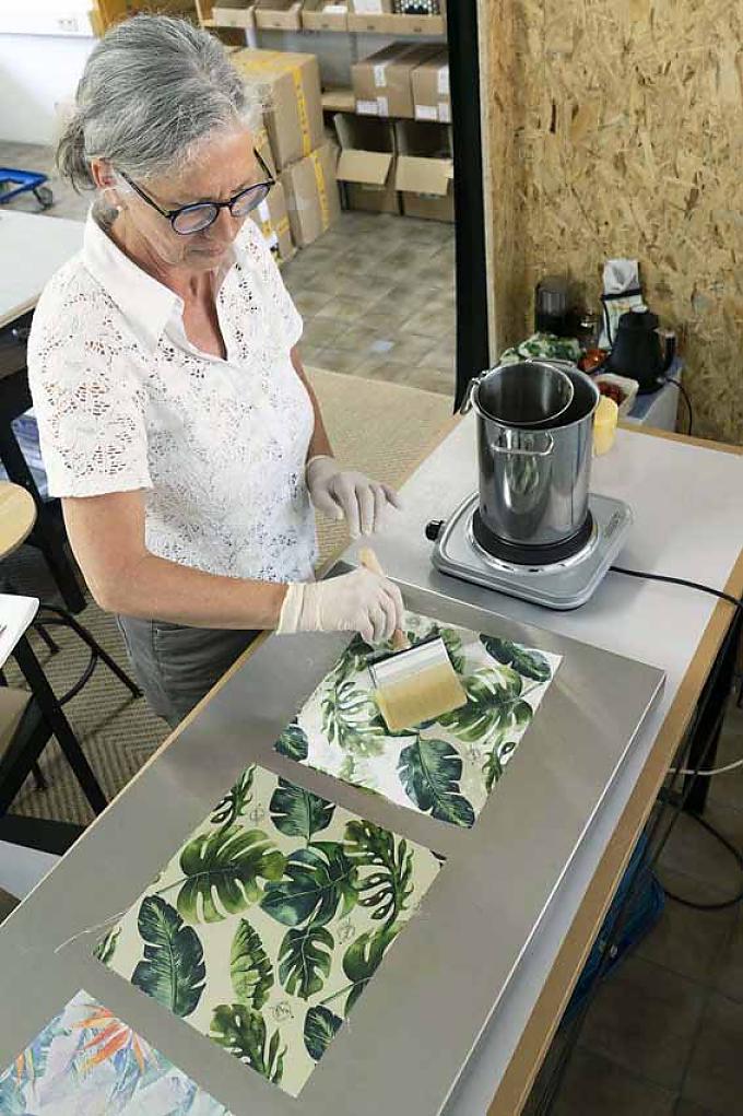 Rosemarie Jürgens bei der Produktion von Tüchern. Rosemarie Jürgens bei der Produktion von Tüchern.