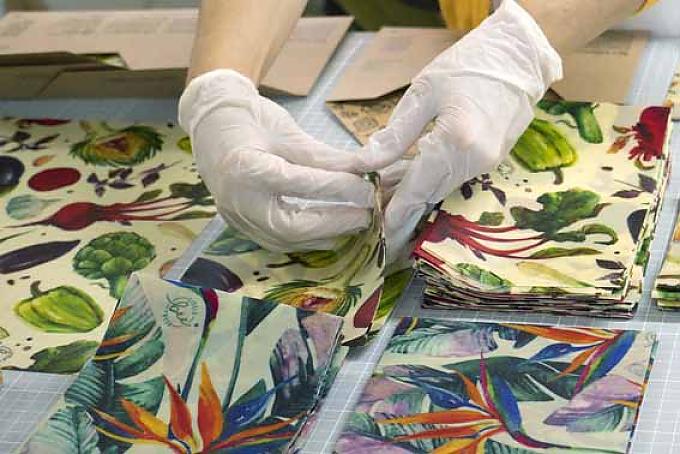 Produktion von Bienenwachstüchern. Produktion von Bienenwachstüchern.