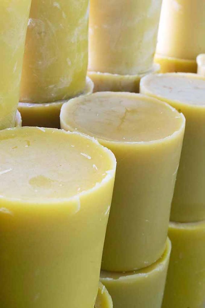 Blöcke aus Bienenwachs. Rosemarie Jürgens bei der Produktion von Tüchern.