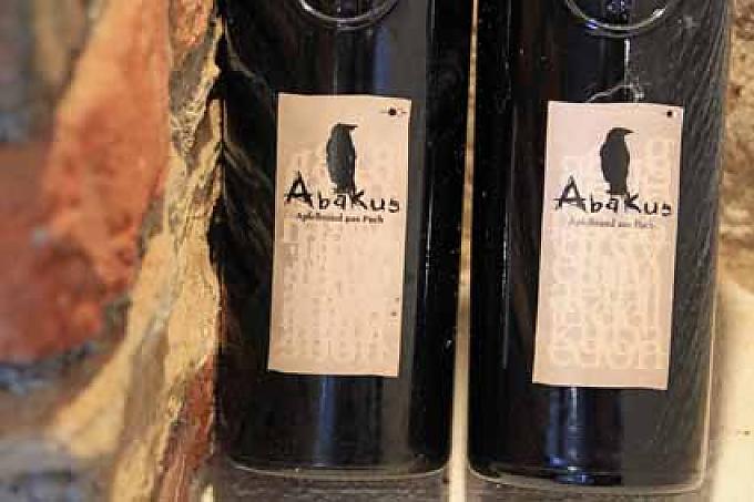 Fünf Flaschen von jedem Jahrgang landen in der Pucher Kirchhofmauer und bleiben dort für die nächsten 100 Jahre Fünf Flaschen von jedem Jahrgang landen in der Pucher Kirchhofmauer und bleiben dort für die nächsten 100 Jahre