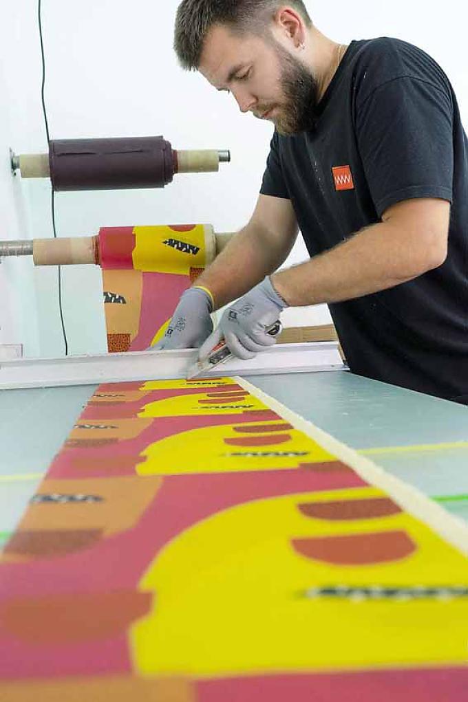 Paol Gross bei der Produktion von Bienenwachstüchern. Rosemarie Jürgens bei der Produktion von Tüchern.