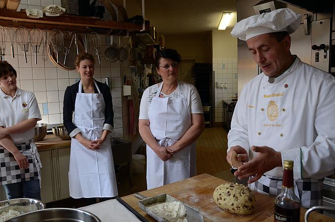 Bäckermeister Müller zeigt, wie es geht Stollen mit goldgelber Kruste