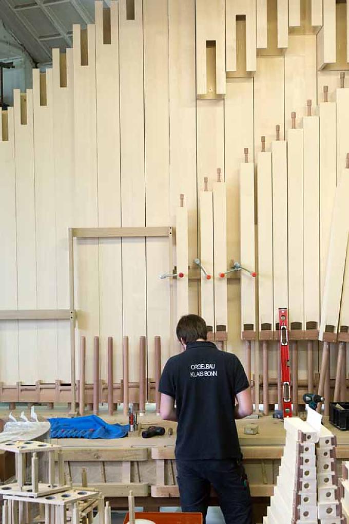 Zusammenbau einer Orgel bei Klais. Arbeiter in der Pfeifenwerkstatt.