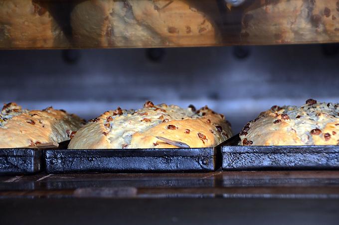 Stollen mit goldgelber Kruste Stollen mit goldgelber Kruste