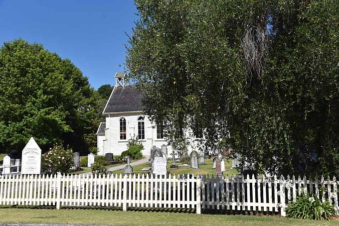 Kirche von Russell Darstellung eines Kriegskanus