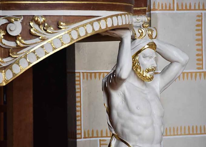 Atlanten stemmen die Orgelpfeifen. Trost Orgel in Altenberg