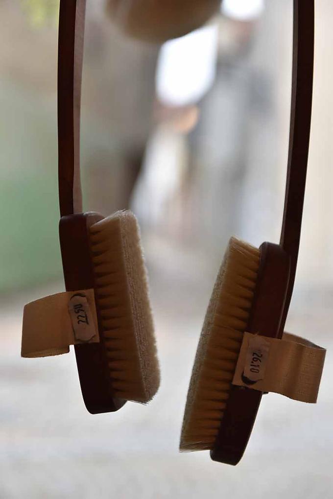 Bürsten hängen im Schaufenster. Bürsten hängen im Schaufenster.