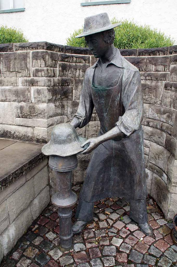 Hutmacherbrunnen erinnert an die Blütezeit des Handwerks Modelschreiner Erich Kimpfler bearbeitet den Rohling